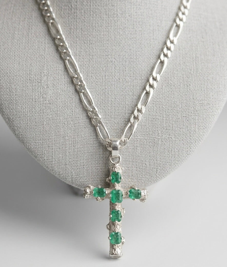 Cadena con cruz en plata y esmeraldas naturales